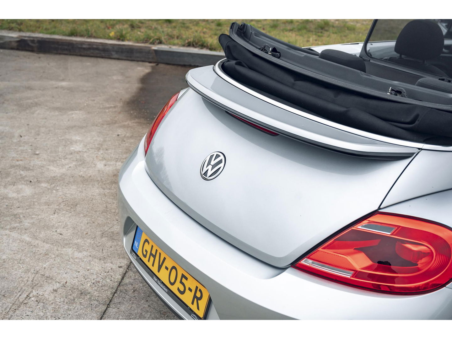 Volkswagen Beetle Cabriolet 1.2 TSI | LM VELGEN | ALL SEASON BANDEN | STOELVERWARMING