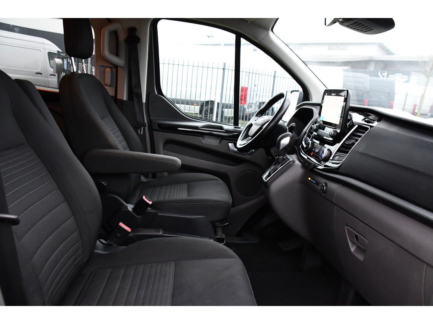 Ford Transit Custom 300 2.0 TDCI L1H1 Limited DC Raptor Edition Camera, Cruise, Carplay, 2 x Schuifdeur, LED, Stoelverwarming, 130pk, Automaat, Uniek!