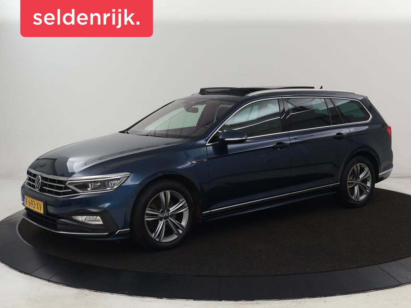 Volkswagen Passat 1.5 TSI R-Line | Panoramadak | Trekhaak | Matrix LED | Stoelverwarming | Adaptive cruise | Leder/Alcantara | Camera | Carplay | Keyless | Climate control | Parkeerhulp