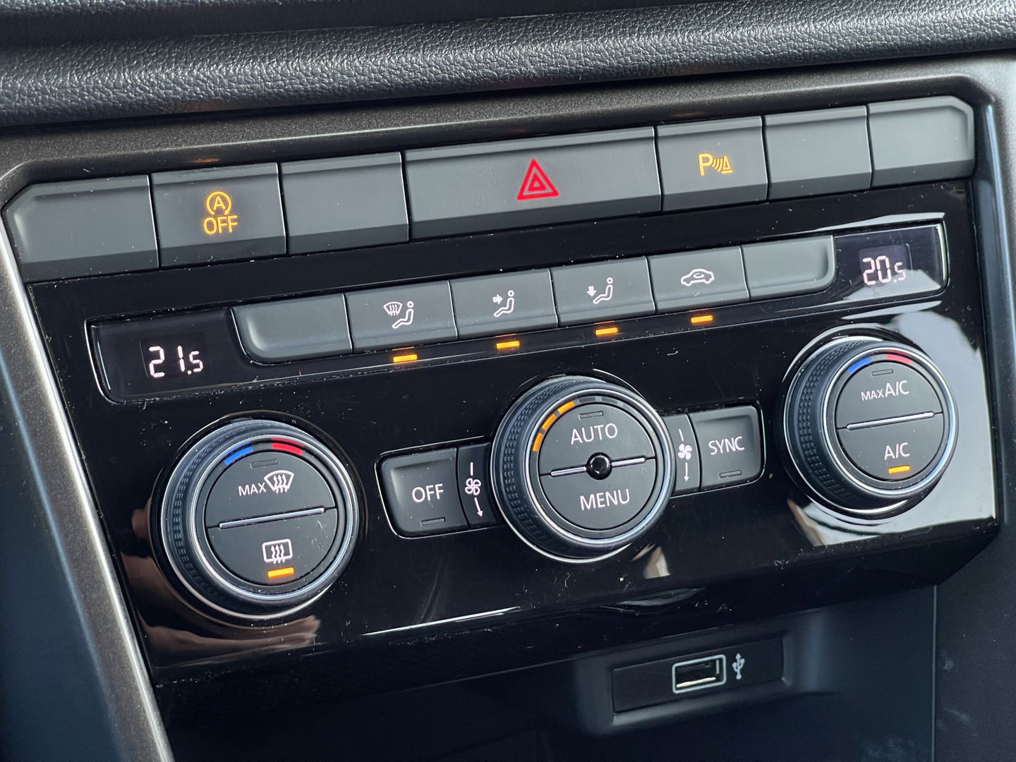 Volkswagen T-Roc 1.5 TSI Sport | Bluetooth | Trekhaak | Airconditioning | Achteruitrijdcamera | Navigatie | Parkeersensoren |