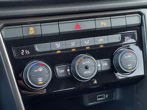 Volkswagen T-Roc 1.5 TSI Sport | Bluetooth | Trekhaak | Airconditioning | Achteruitrijdcamera | Navigatie | Parkeersensoren |