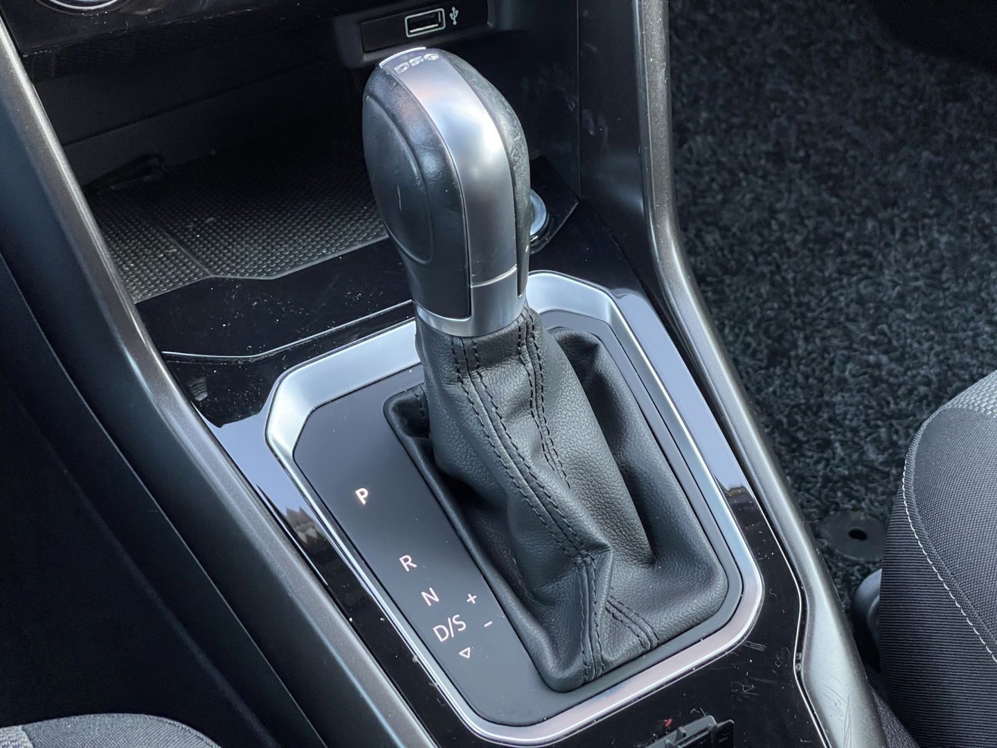 Volkswagen T-Roc 1.5 TSI Sport | Bluetooth | Trekhaak | Airconditioning | Achteruitrijdcamera | Navigatie | Parkeersensoren |