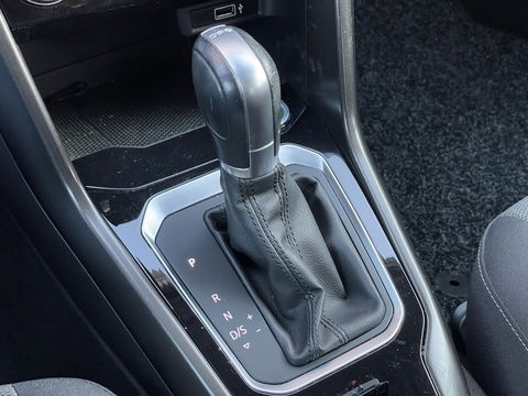 Volkswagen T-Roc 1.5 TSI Sport | Bluetooth | Trekhaak | Airconditioning | Achteruitrijdcamera | Navigatie | Parkeersensoren |