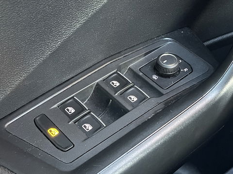 Volkswagen T-Roc 1.5 TSI Sport | Bluetooth | Trekhaak | Airconditioning | Achteruitrijdcamera | Navigatie | Parkeersensoren |