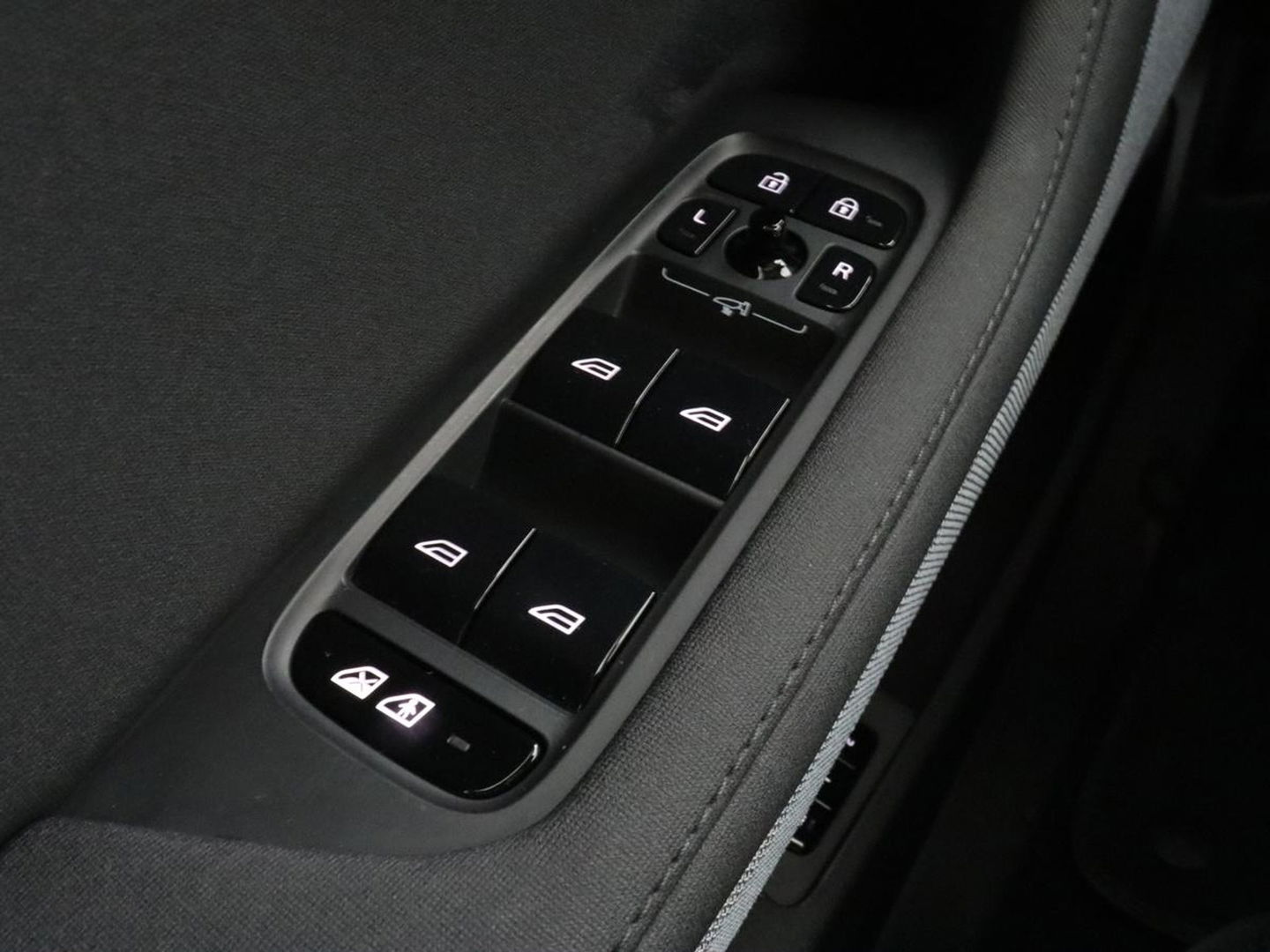 Polestar 2 Long Range Dual Motor Launch Edition 78kWh | Panoramadak | 360 Camera | Stoel & stuurverwarming | Adaptive cruise | Keyless | Carplay | Navigatie | Memory