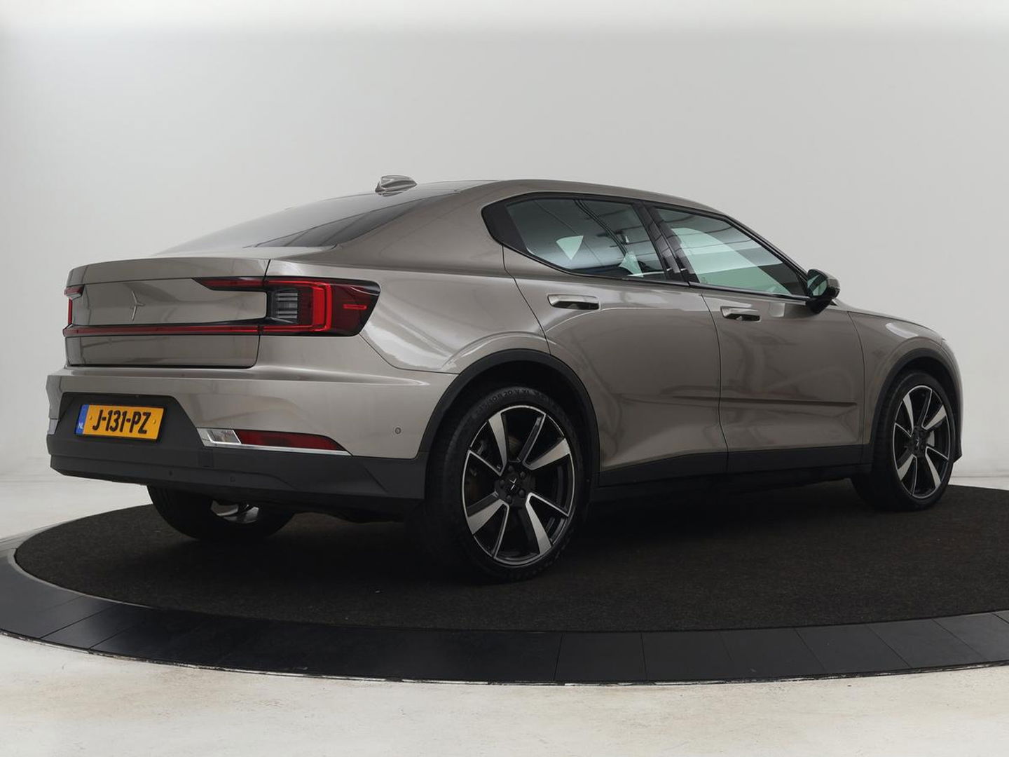Polestar 2 Long Range Dual Motor Launch Edition 78kWh | Panoramadak | 360 Camera | Stoel & stuurverwarming | Adaptive cruise | Keyless | Carplay | Navigatie | Memory