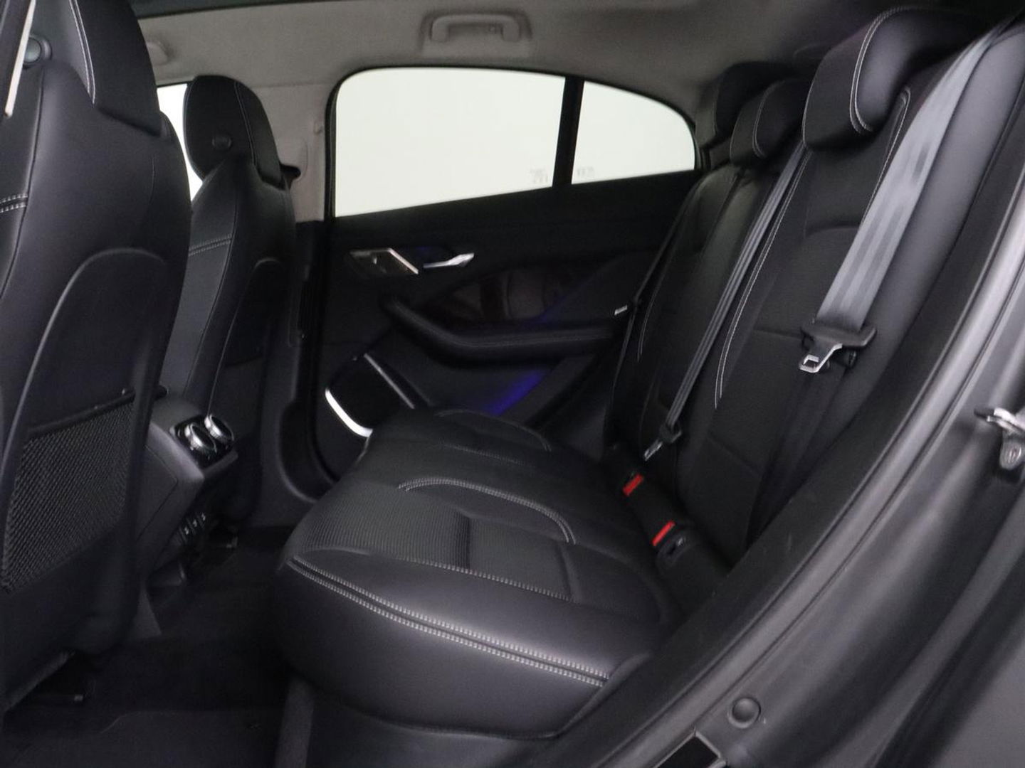 Jaguar I-PACE EV400 HSE 90 kWh | Panoramadak | Head-Up | Luchtvering | 360 Camera | Stoelverwarming | Adaptive cruise | Matrix LED | Carplay | Leder | Meridian Surround | Navigatie | Park Assist