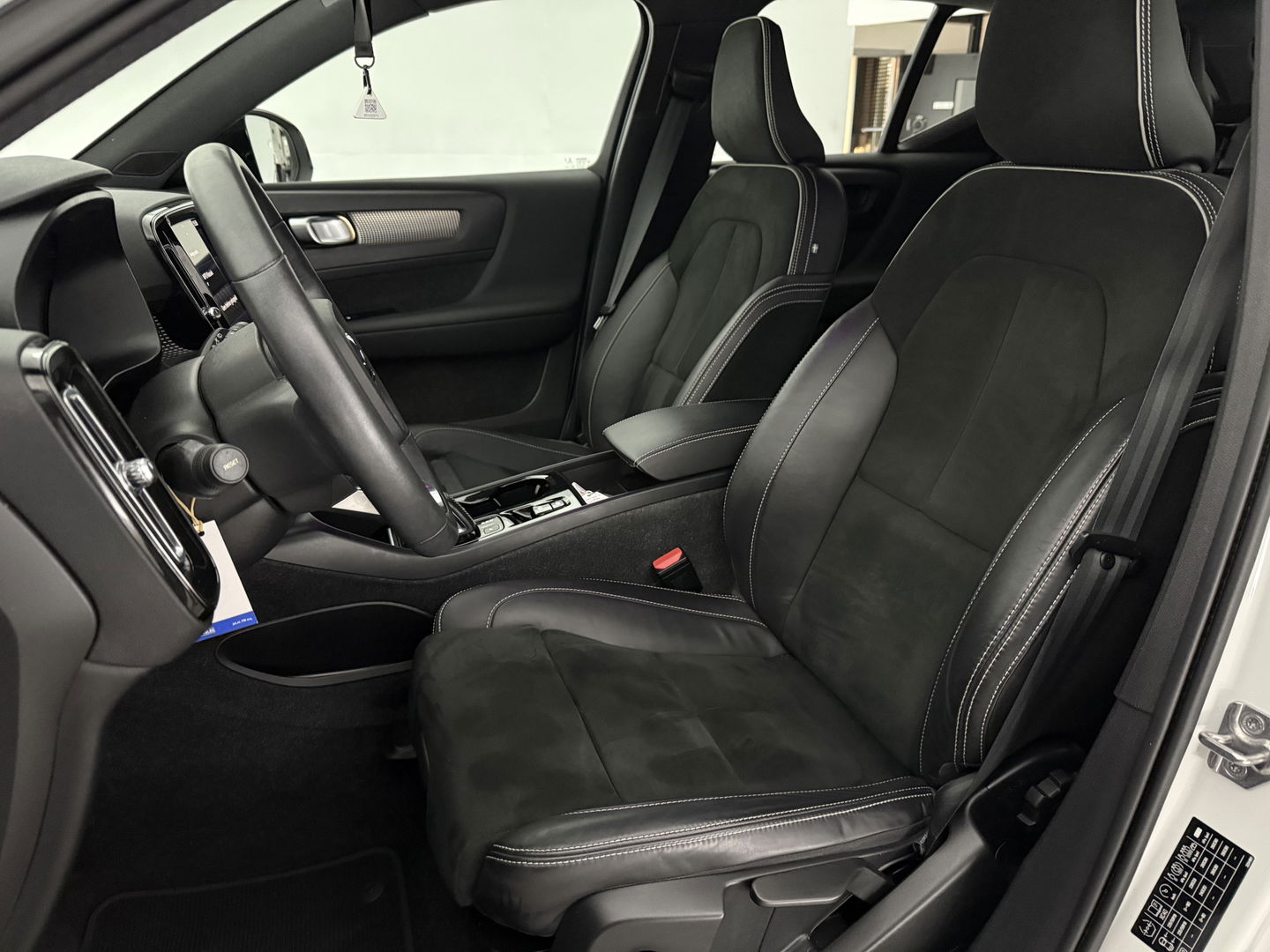 Volvo XC40 1.5 T4 Recharge R-Design | SOH 92% | Adap. Cruise | Camera | Virtual | Stoel/Stuur verw. | Sfeer | Trekh. | Keyless