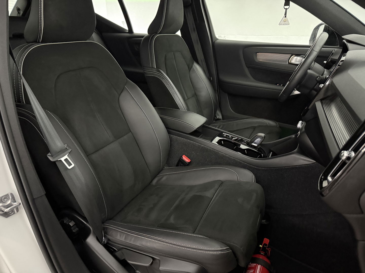 Volvo XC40 1.5 T4 Recharge R-Design | SOH 92% | Adap. Cruise | Camera | Virtual | Stoel/Stuur verw. | Sfeer | Trekh. | Keyless