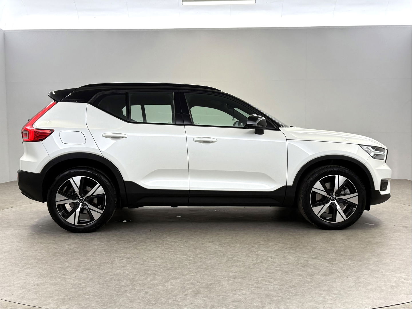 Volvo XC40 1.5 T4 Recharge R-Design | SOH 92% | Adap. Cruise | Camera | Virtual | Stoel/Stuur verw. | Sfeer | Trekh. | Keyless