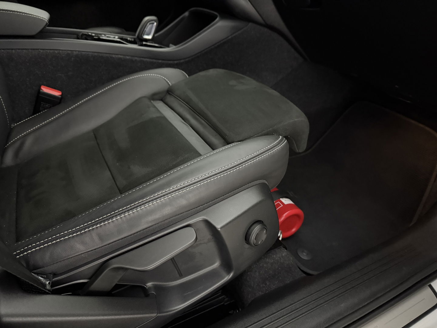 Volvo XC40 1.5 T4 Recharge R-Design | SOH 92% | Adap. Cruise | Camera | Virtual | Stoel/Stuur verw. | Sfeer | Trekh. | Keyless