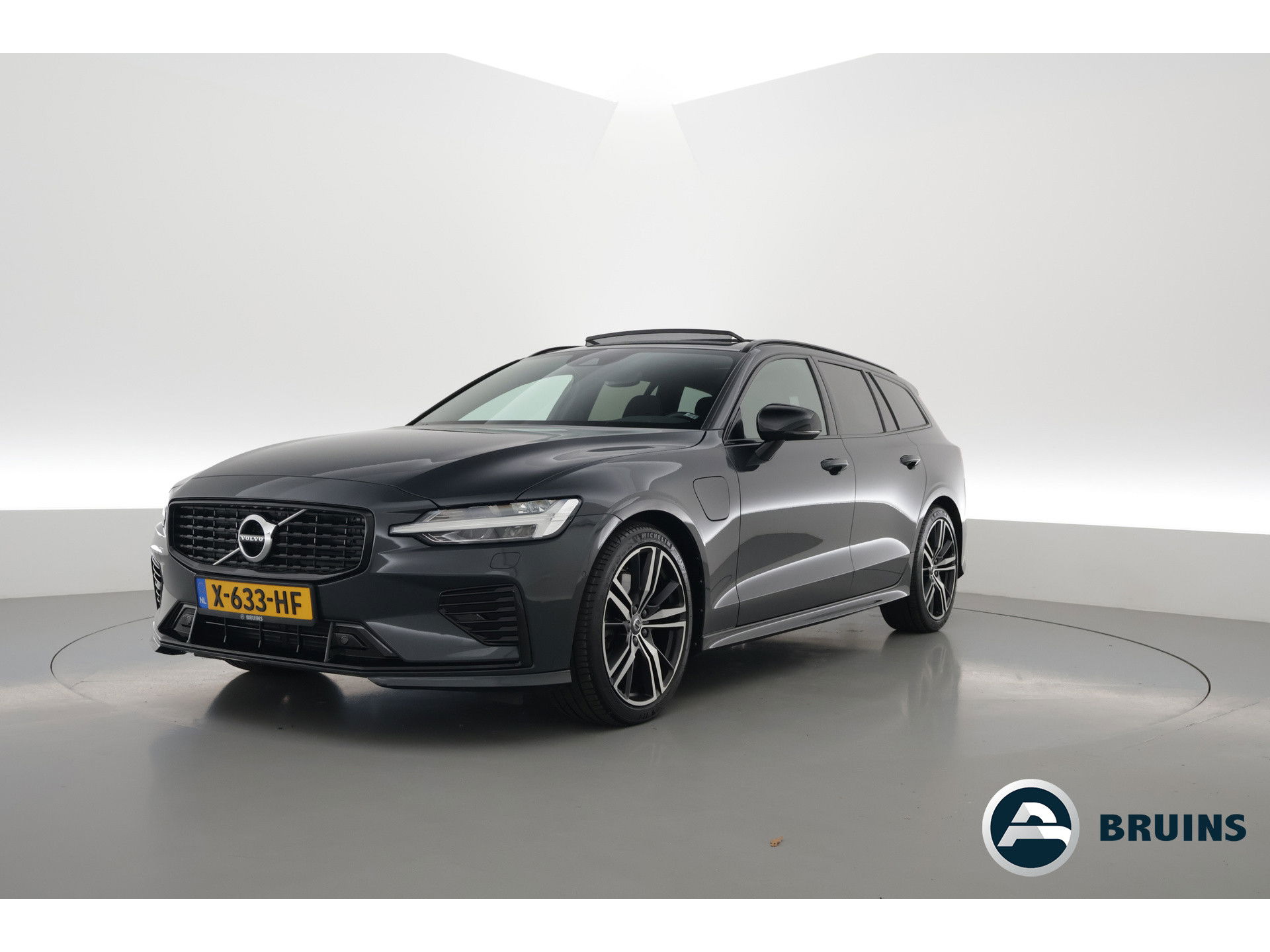 Volvo V60 2.0 T8 390 PK AWD R-Design | Pano-dak | Sportstoelen | HUD | Trekhaak | ACC | Blis | H&K Audio |