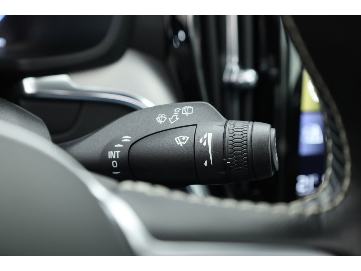 Volvo V60 2.0 T8 390 PK AWD R-Design | Pano-dak | Sportstoelen | HUD | Trekhaak | ACC | Blis | H&K Audio |