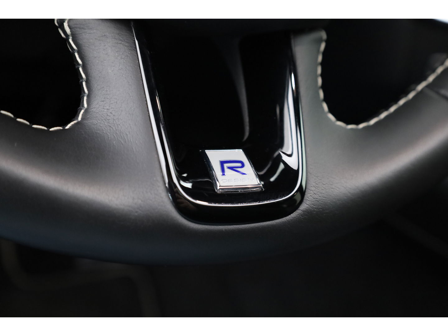 Volvo V60 2.0 T8 390 PK AWD R-Design | Pano-dak | Sportstoelen | HUD | Trekhaak | ACC | Blis | H&K Audio |