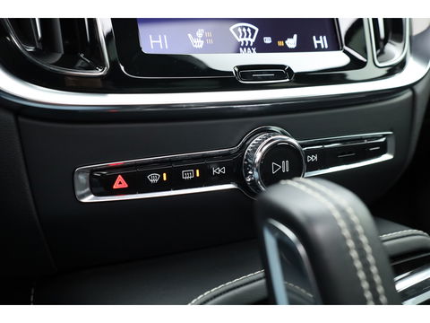 Volvo V60 2.0 T8 390 PK AWD R-Design | Pano-dak | Sportstoelen | HUD | Trekhaak | ACC | Blis | H&K Audio |
