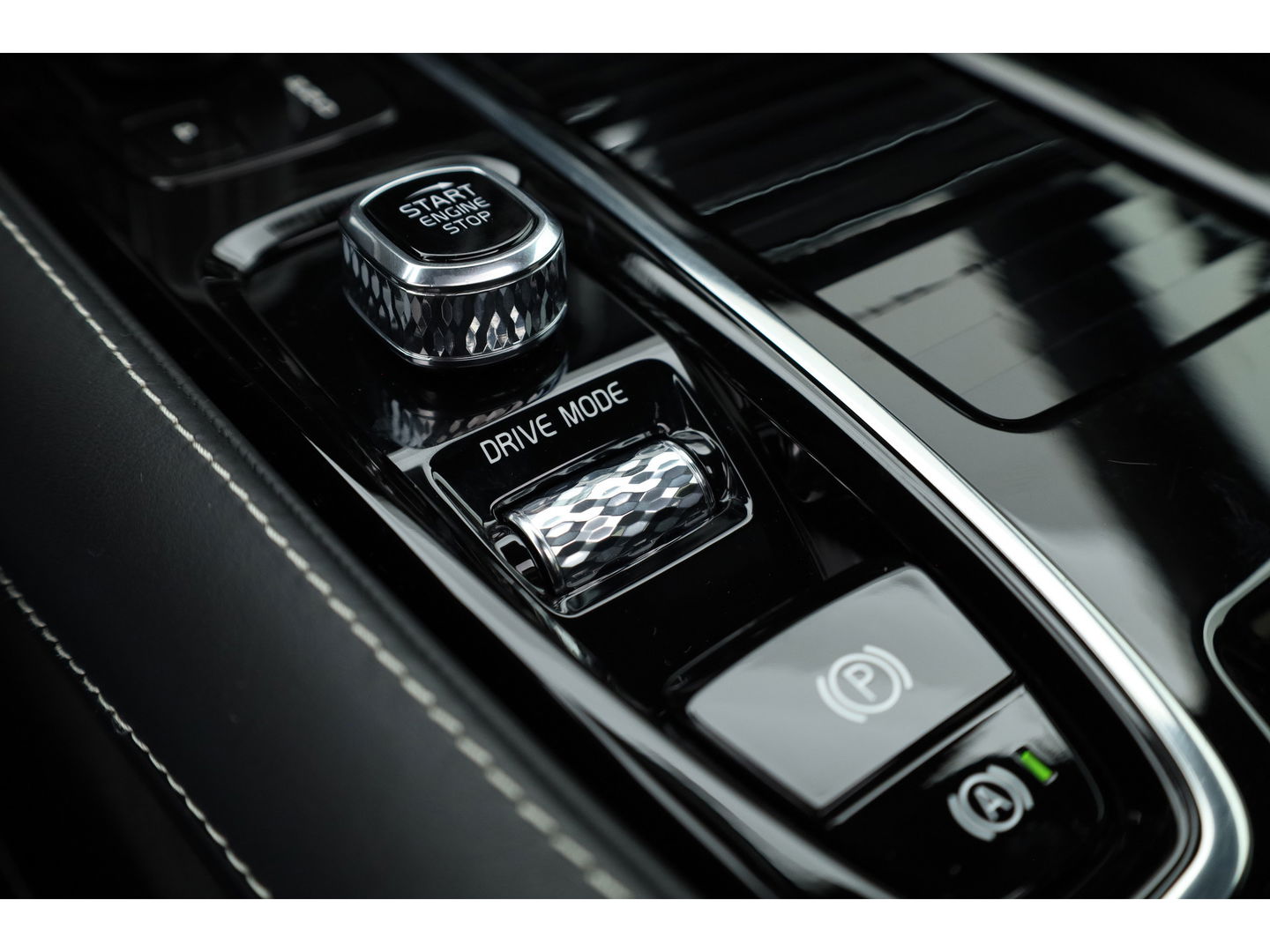 Volvo V60 2.0 T8 390 PK AWD R-Design | Pano-dak | Sportstoelen | HUD | Trekhaak | ACC | Blis | H&K Audio |