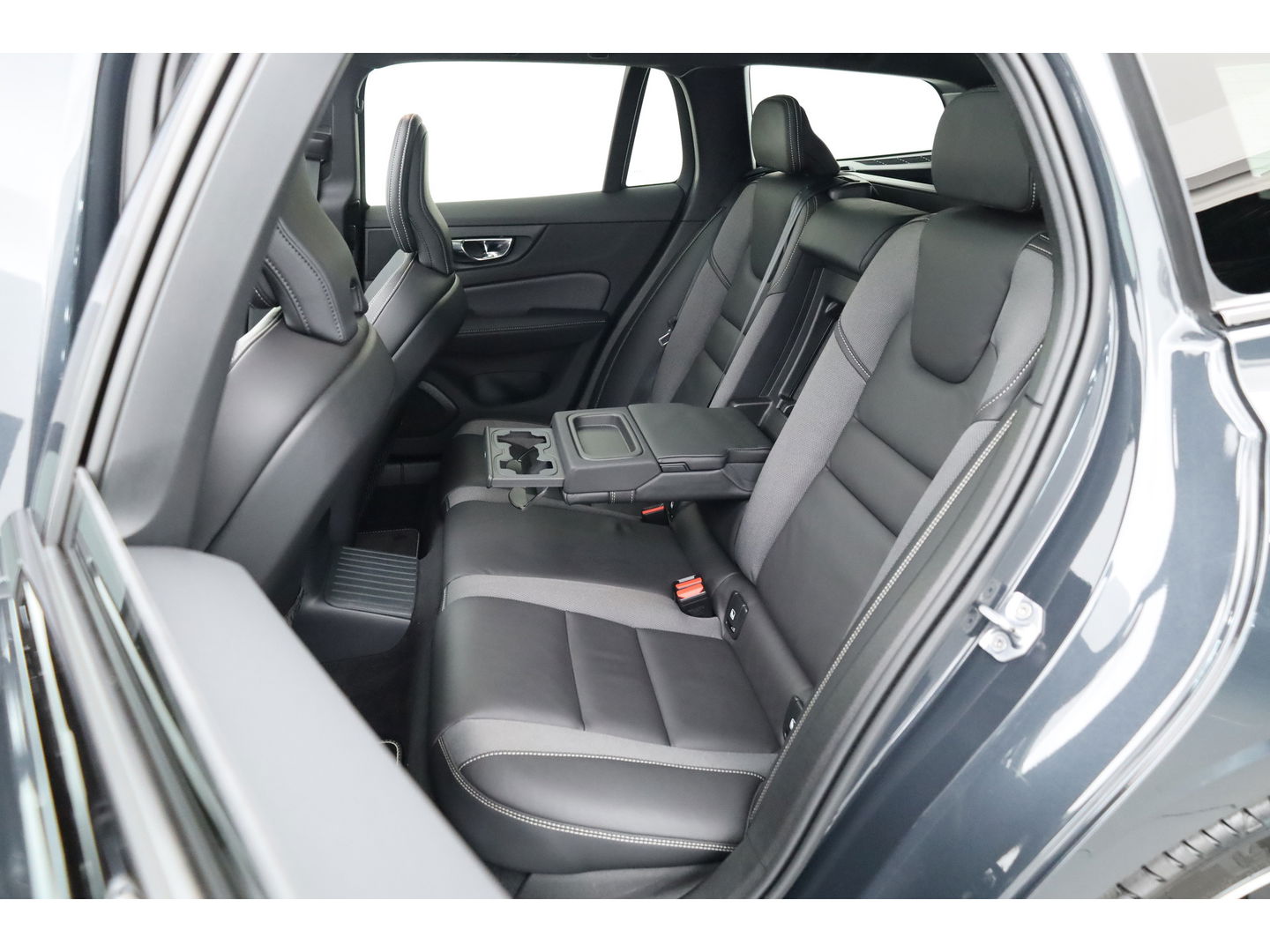 Volvo V60 2.0 T8 390 PK AWD R-Design | Pano-dak | Sportstoelen | HUD | Trekhaak | ACC | Blis | H&K Audio |