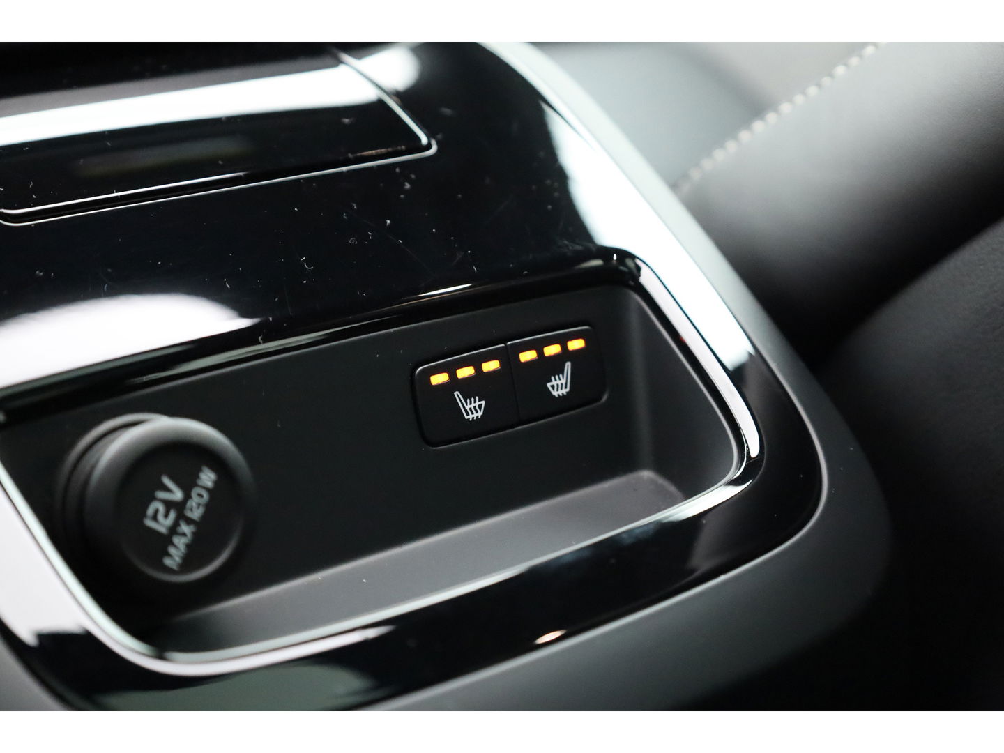 Volvo V60 2.0 T8 390 PK AWD R-Design | Pano-dak | Sportstoelen | HUD | Trekhaak | ACC | Blis | H&K Audio |