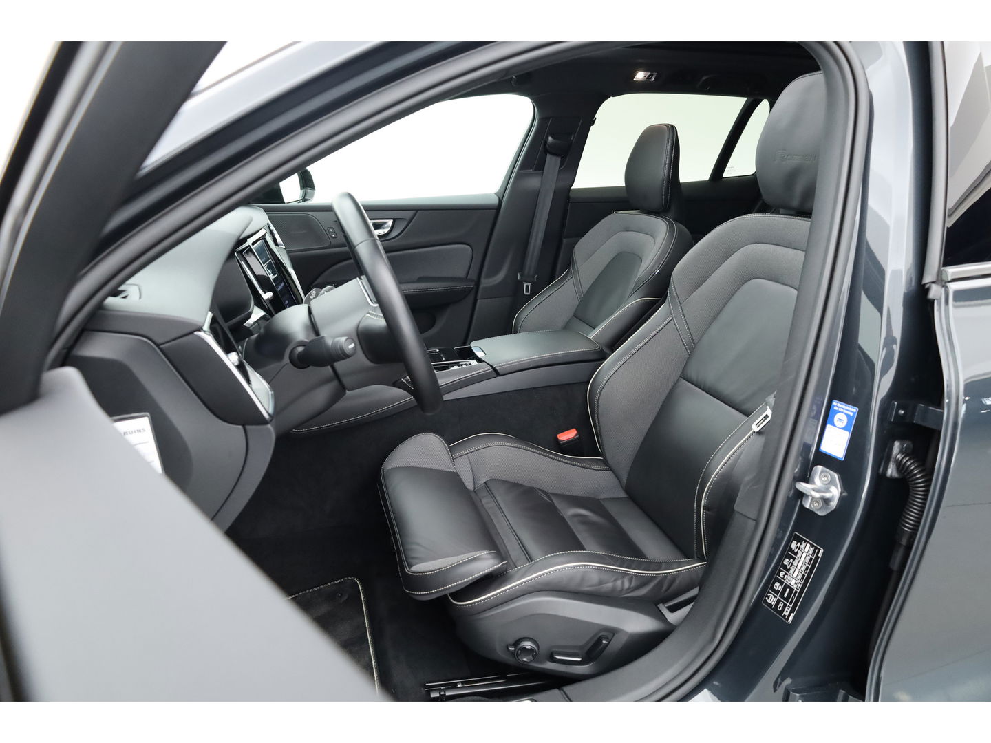 Volvo V60 2.0 T8 390 PK AWD R-Design | Pano-dak | Sportstoelen | HUD | Trekhaak | ACC | Blis | H&K Audio |