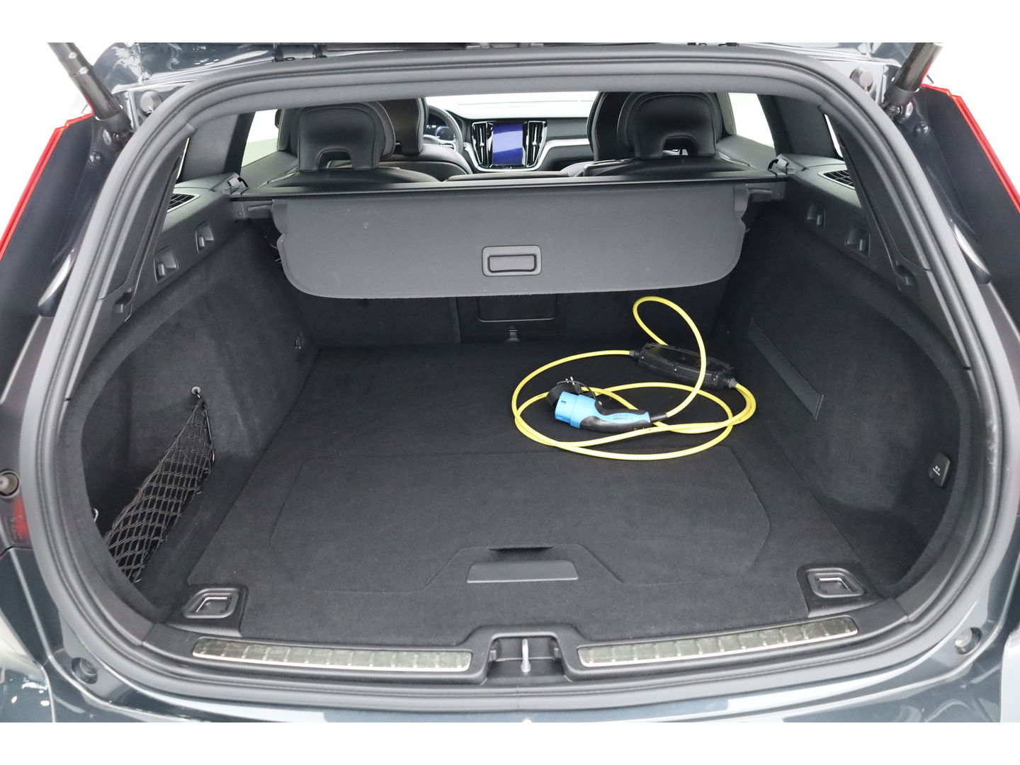 Volvo V60 2.0 T8 390 PK AWD R-Design | Pano-dak | Sportstoelen | HUD | Trekhaak | ACC | Blis | H&K Audio |