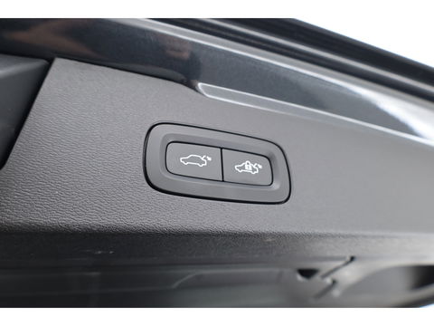 Volvo V60 2.0 T8 390 PK AWD R-Design | Pano-dak | Sportstoelen | HUD | Trekhaak | ACC | Blis | H&K Audio |