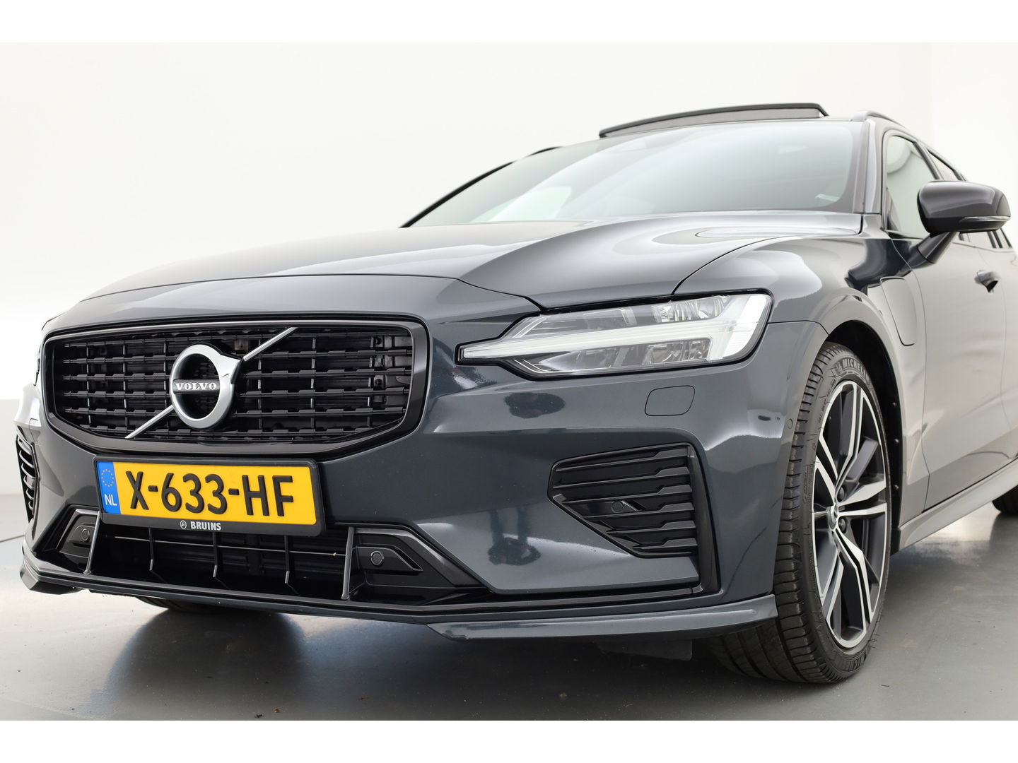 Volvo V60 2.0 T8 390 PK AWD R-Design | Pano-dak | Sportstoelen | HUD | Trekhaak | ACC | Blis | H&K Audio |