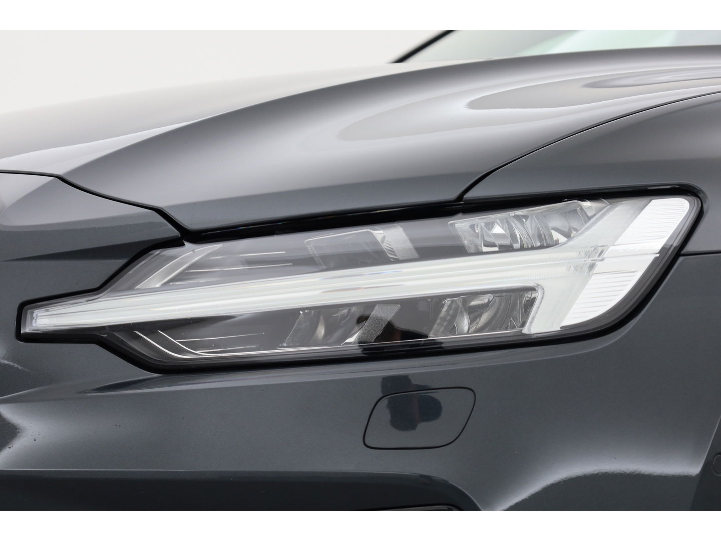 Volvo V60 2.0 T8 390 PK AWD R-Design | Pano-dak | Sportstoelen | HUD | Trekhaak | ACC | Blis | H&K Audio |