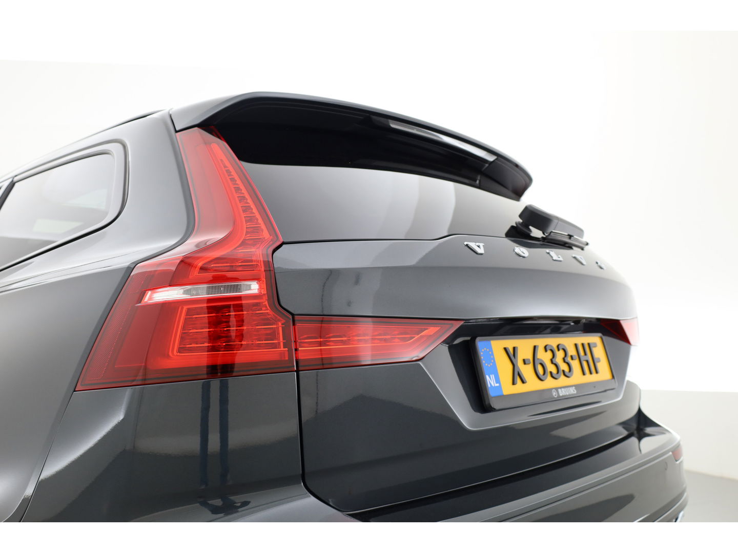 Volvo V60 2.0 T8 390 PK AWD R-Design | Pano-dak | Sportstoelen | HUD | Trekhaak | ACC | Blis | H&K Audio |