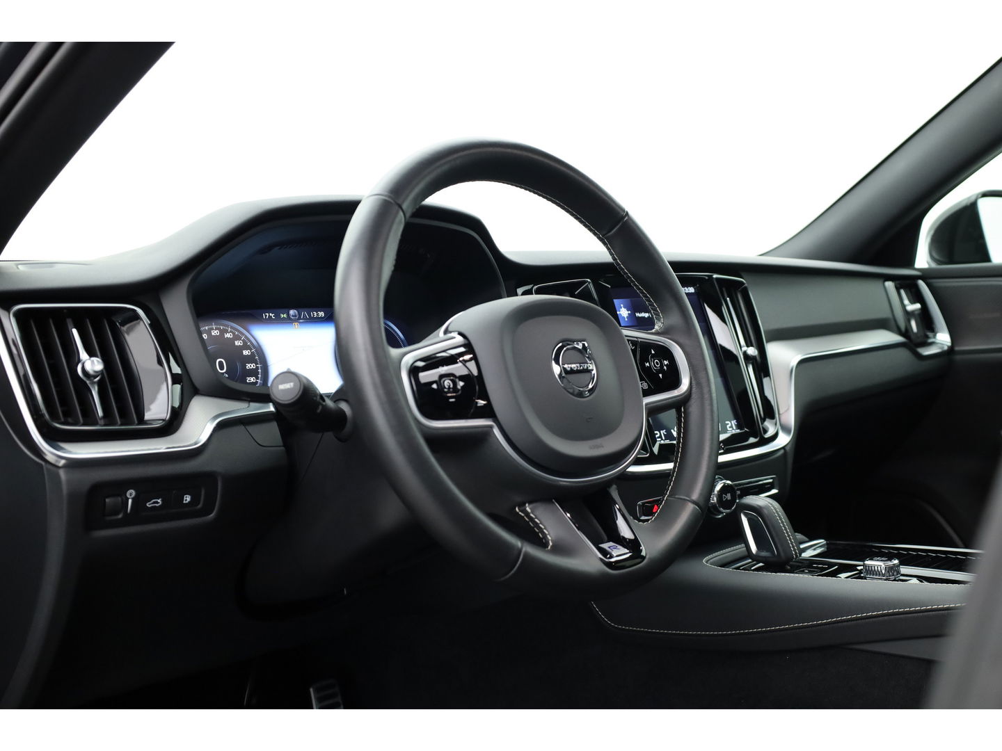 Volvo V60 2.0 T8 390 PK AWD R-Design | Pano-dak | Sportstoelen | HUD | Trekhaak | ACC | Blis | H&K Audio |