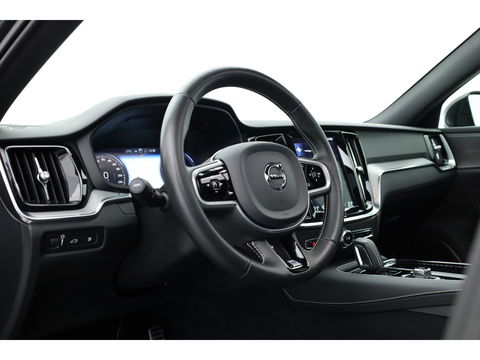 Volvo V60 2.0 T8 390 PK AWD R-Design | Pano-dak | Sportstoelen | HUD | Trekhaak | ACC | Blis | H&K Audio |