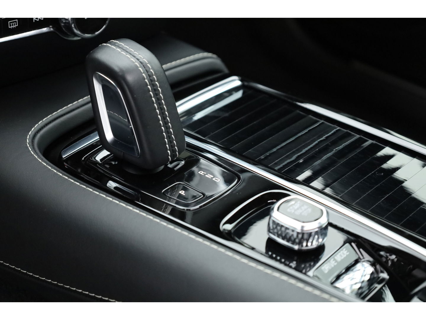 Volvo V60 2.0 T8 390 PK AWD R-Design | Pano-dak | Sportstoelen | HUD | Trekhaak | ACC | Blis | H&K Audio |