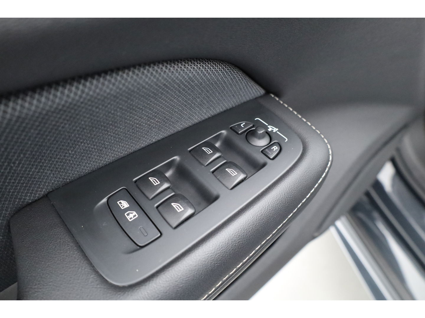 Volvo V60 2.0 T8 390 PK AWD R-Design | Pano-dak | Sportstoelen | HUD | Trekhaak | ACC | Blis | H&K Audio |