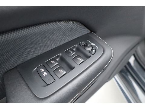 Volvo V60 2.0 T8 390 PK AWD R-Design | Pano-dak | Sportstoelen | HUD | Trekhaak | ACC | Blis | H&K Audio |