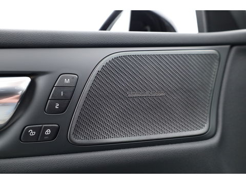 Volvo V60 2.0 T8 390 PK AWD R-Design | Pano-dak | Sportstoelen | HUD | Trekhaak | ACC | Blis | H&K Audio |
