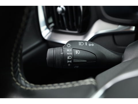 Volvo V60 2.0 T8 390 PK AWD R-Design | Pano-dak | Sportstoelen | HUD | Trekhaak | ACC | Blis | H&K Audio |