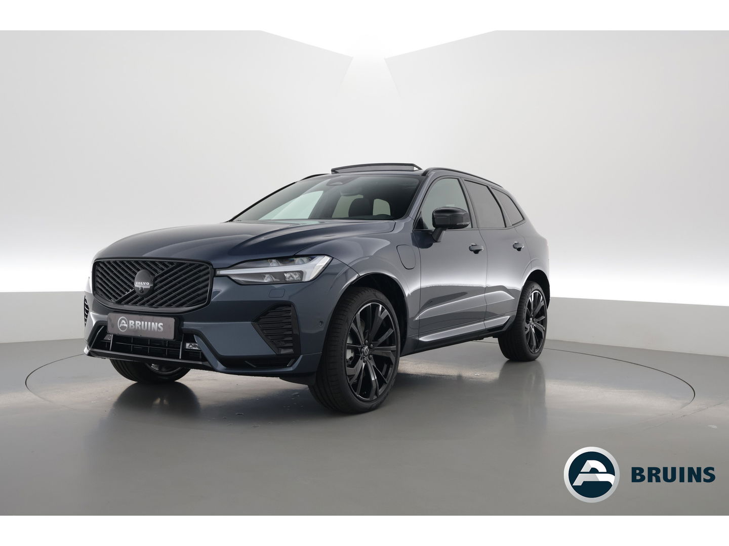 Volvo XC60 2.0 T6 Plug-in hybrid AWD Ultra Black Edition | Facelift | Pano-dak | HUD | H&K Audio | Sportstoelen | ACC | 4x stoel + stuurverw. |