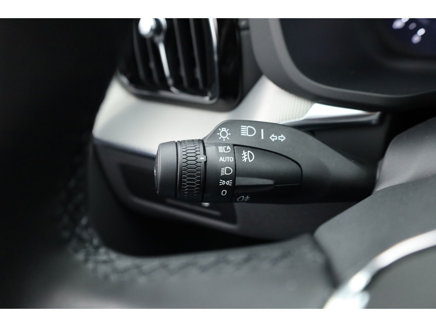 Volvo XC60 2.0 T6 Plug-in hybrid AWD Ultra Black Edition | Facelift | Pano-dak | HUD | H&K Audio | Sportstoelen | ACC | 4x stoel + stuurverw. |