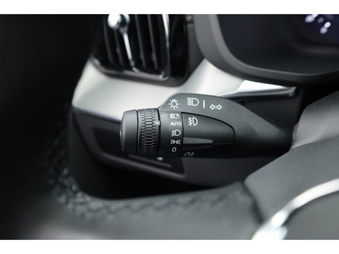 Volvo XC60 2.0 T6 Plug-in hybrid AWD Ultra Black Edition | Facelift | Pano-dak | HUD | H&K Audio | Sportstoelen | ACC | 4x stoel + stuurverw. |