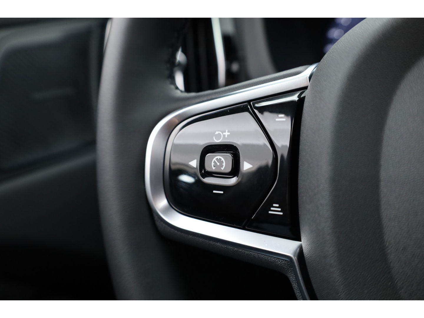 Volvo XC60 2.0 T6 Plug-in hybrid AWD Ultra Black Edition | Facelift | Pano-dak | HUD | H&K Audio | Sportstoelen | ACC | 4x stoel + stuurverw. |