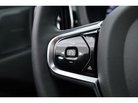 Volvo XC60 2.0 T6 Plug-in hybrid AWD Ultra Black Edition | Facelift | Pano-dak | HUD | H&K Audio | Sportstoelen | ACC | 4x stoel + stuurverw. |