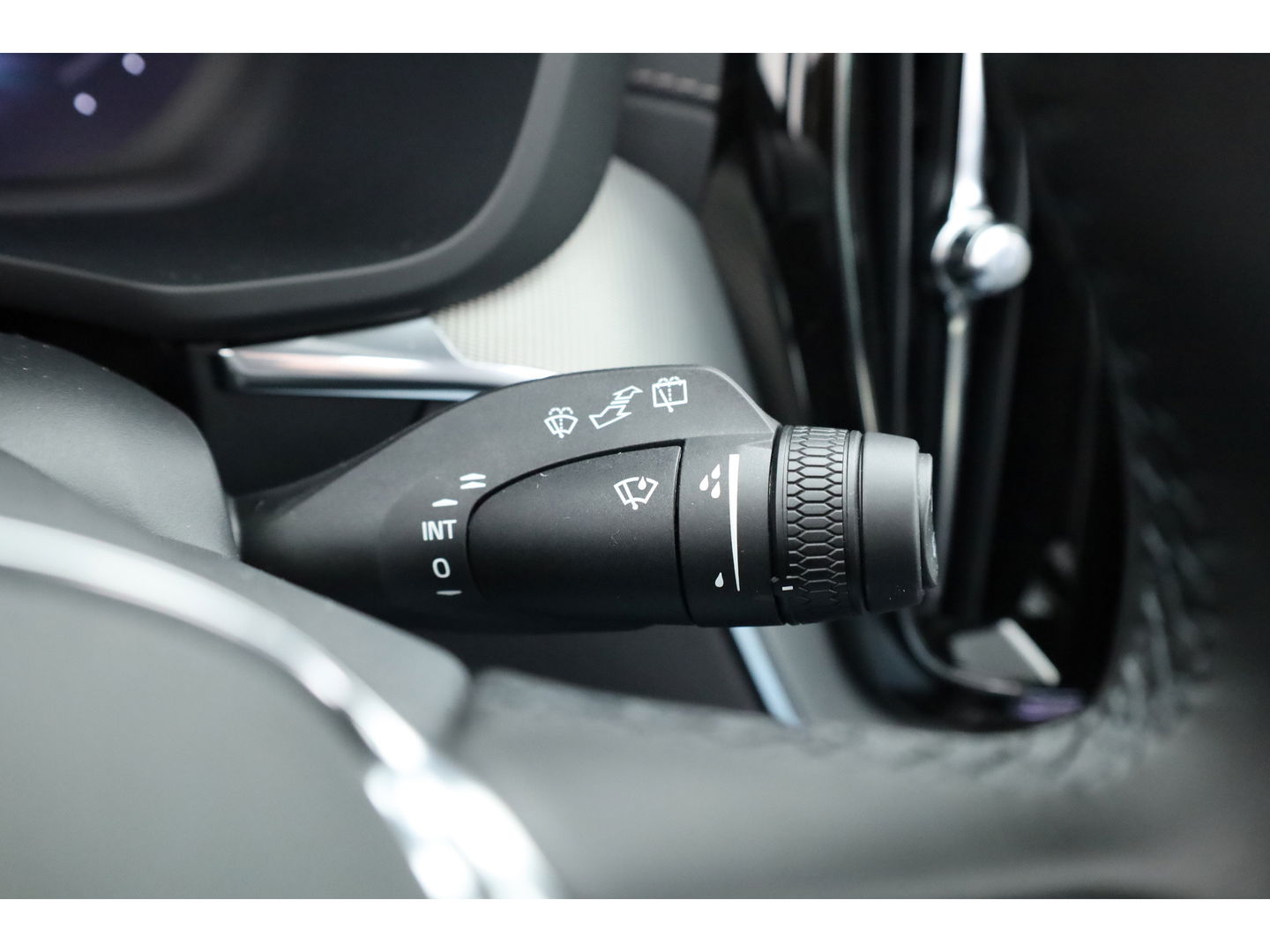 Volvo XC60 2.0 T6 Plug-in hybrid AWD Ultra Black Edition | Facelift | Pano-dak | HUD | H&K Audio | Sportstoelen | ACC | 4x stoel + stuurverw. |