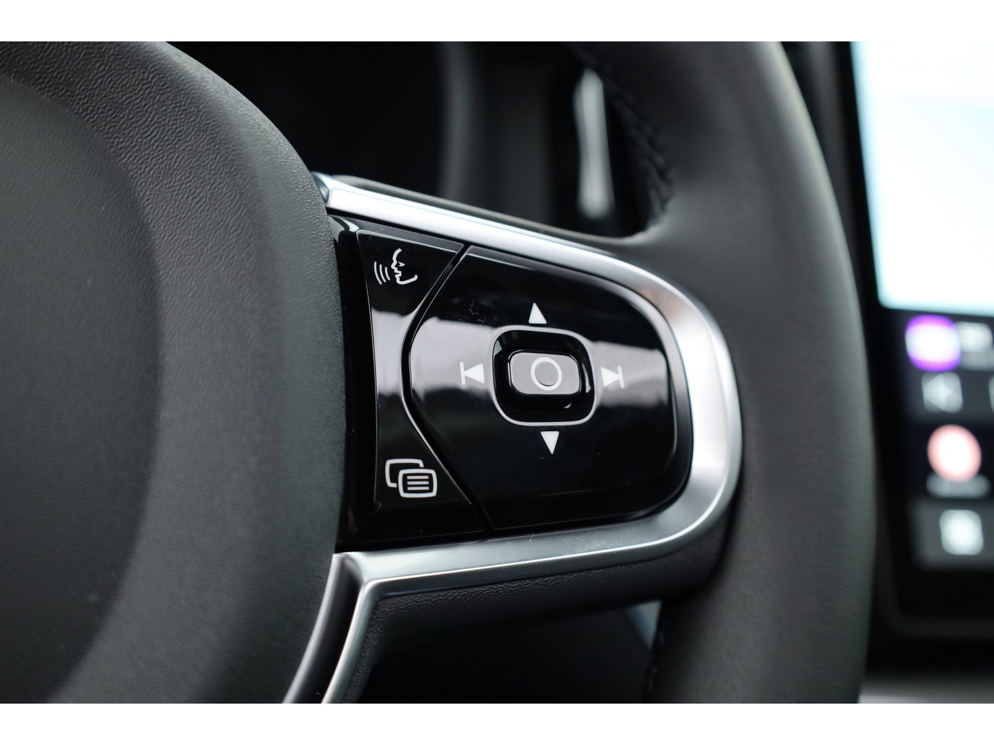 Volvo XC60 2.0 T6 Plug-in hybrid AWD Ultra Black Edition | Facelift | Pano-dak | HUD | H&K Audio | Sportstoelen | ACC | 4x stoel + stuurverw. |