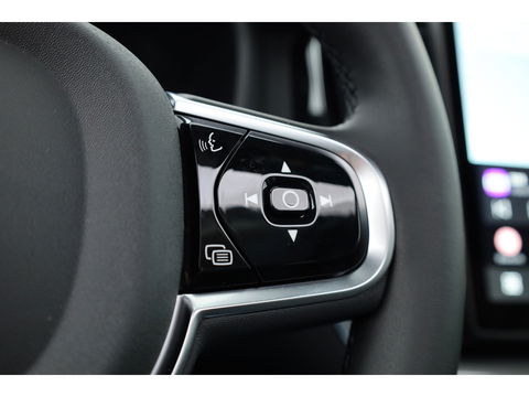 Volvo XC60 2.0 T6 Plug-in hybrid AWD Ultra Black Edition | Facelift | Pano-dak | HUD | H&K Audio | Sportstoelen | ACC | 4x stoel + stuurverw. |