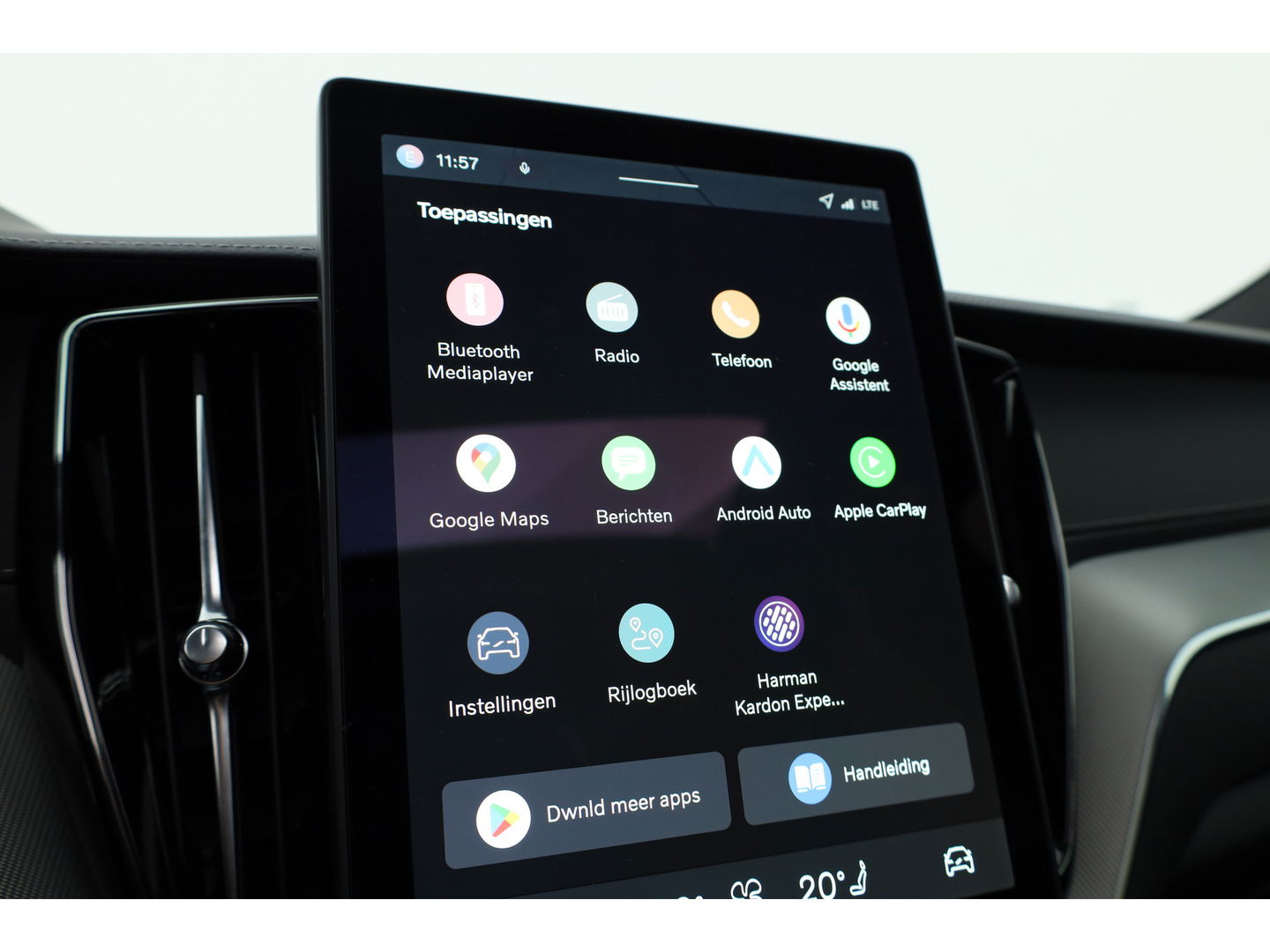 Volvo XC60 2.0 T6 Plug-in hybrid AWD Ultra Black Edition | Facelift | Pano-dak | HUD | H&K Audio | Sportstoelen | ACC | 4x stoel + stuurverw. |