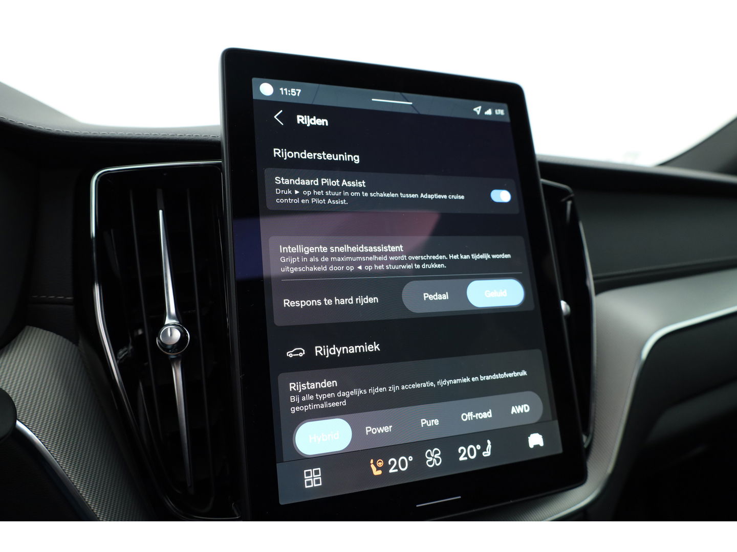 Volvo XC60 2.0 T6 Plug-in hybrid AWD Ultra Black Edition | Facelift | Pano-dak | HUD | H&K Audio | Sportstoelen | ACC | 4x stoel + stuurverw. |