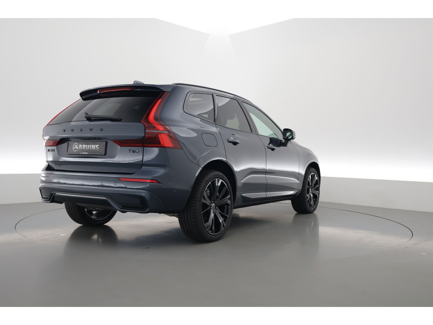 Volvo XC60 2.0 T6 Plug-in hybrid AWD Ultra Black Edition | Facelift | Pano-dak | HUD | H&K Audio | Sportstoelen | ACC | 4x stoel + stuurverw. |