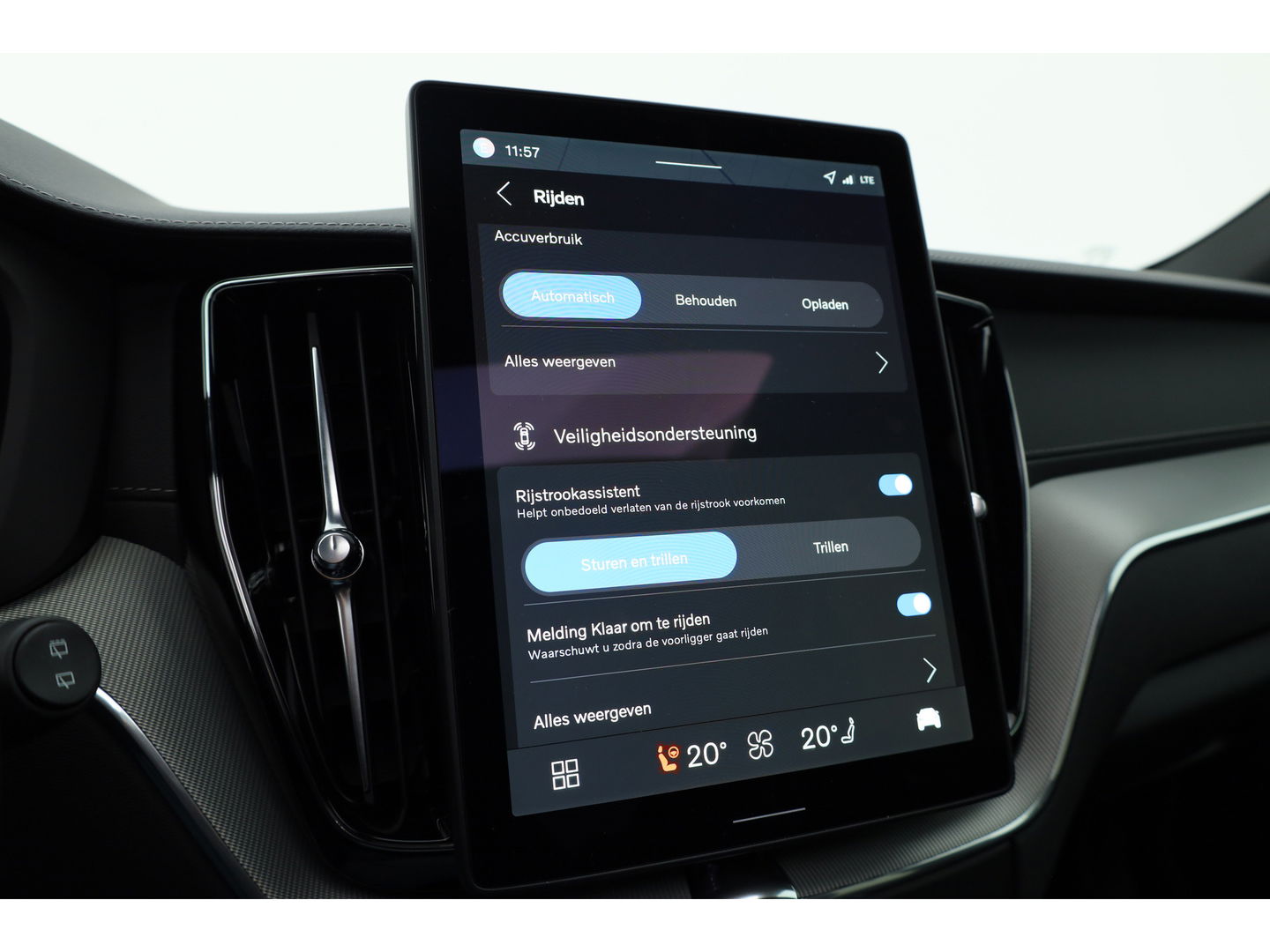 Volvo XC60 2.0 T6 Plug-in hybrid AWD Ultra Black Edition | Facelift | Pano-dak | HUD | H&K Audio | Sportstoelen | ACC | 4x stoel + stuurverw. |