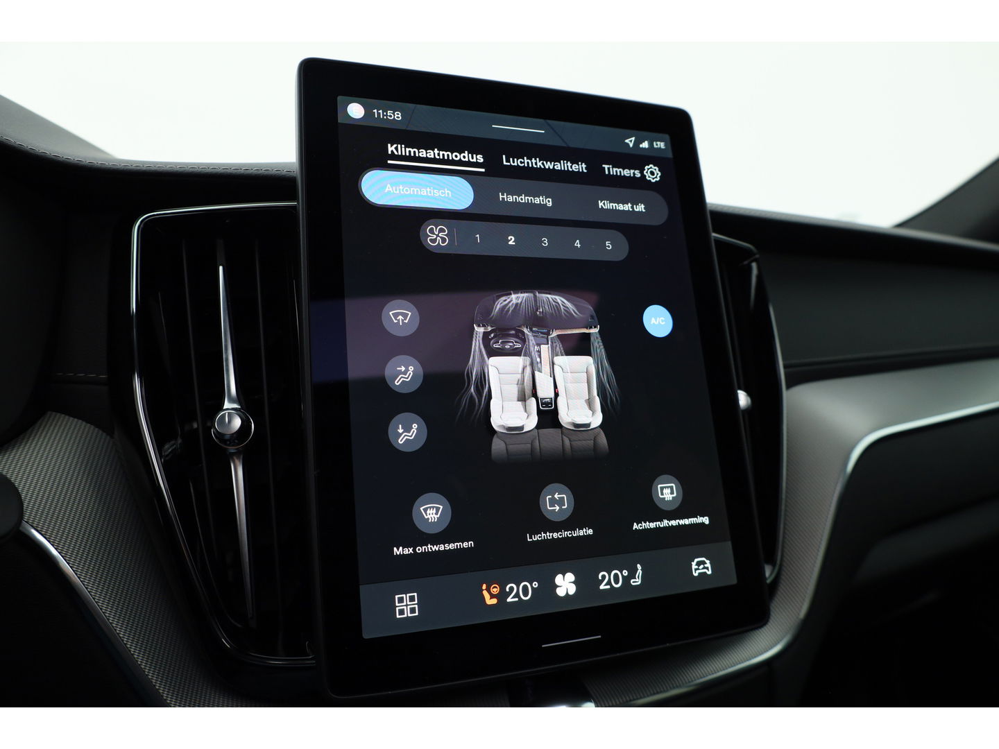 Volvo XC60 2.0 T6 Plug-in hybrid AWD Ultra Black Edition | Facelift | Pano-dak | HUD | H&K Audio | Sportstoelen | ACC | 4x stoel + stuurverw. |