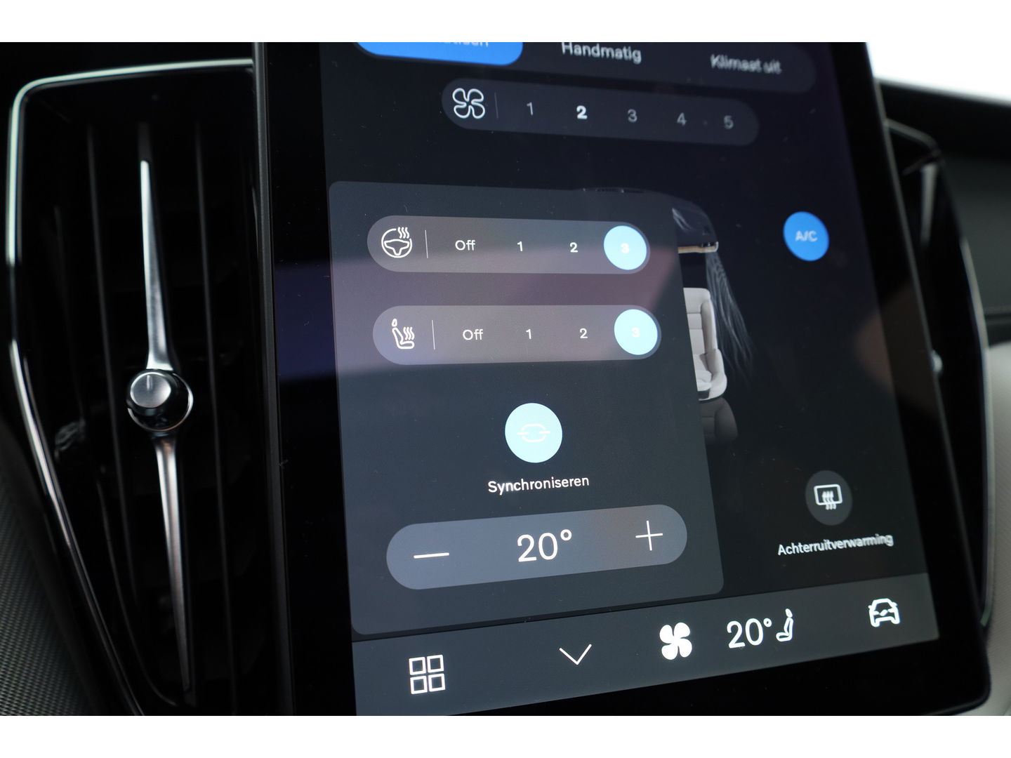 Volvo XC60 2.0 T6 Plug-in hybrid AWD Ultra Black Edition | Facelift | Pano-dak | HUD | H&K Audio | Sportstoelen | ACC | 4x stoel + stuurverw. |