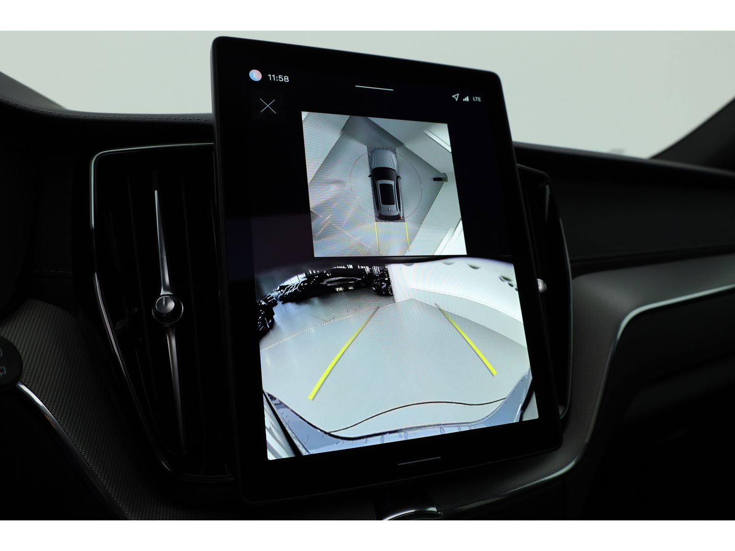 Volvo XC60 2.0 T6 Plug-in hybrid AWD Ultra Black Edition | Facelift | Pano-dak | HUD | H&K Audio | Sportstoelen | ACC | 4x stoel + stuurverw. |